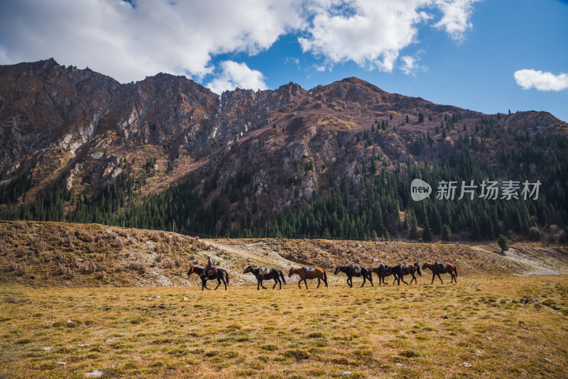 蓝天白云下的山川自然风景