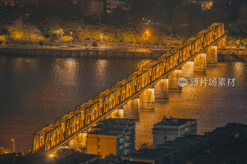 柳州鹅山上远望柳州铁桥夜景