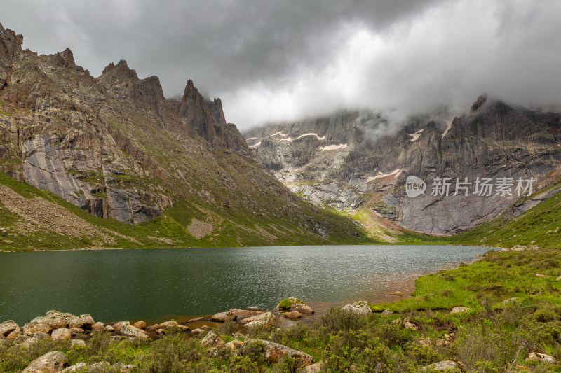 群山映衬下的湖景