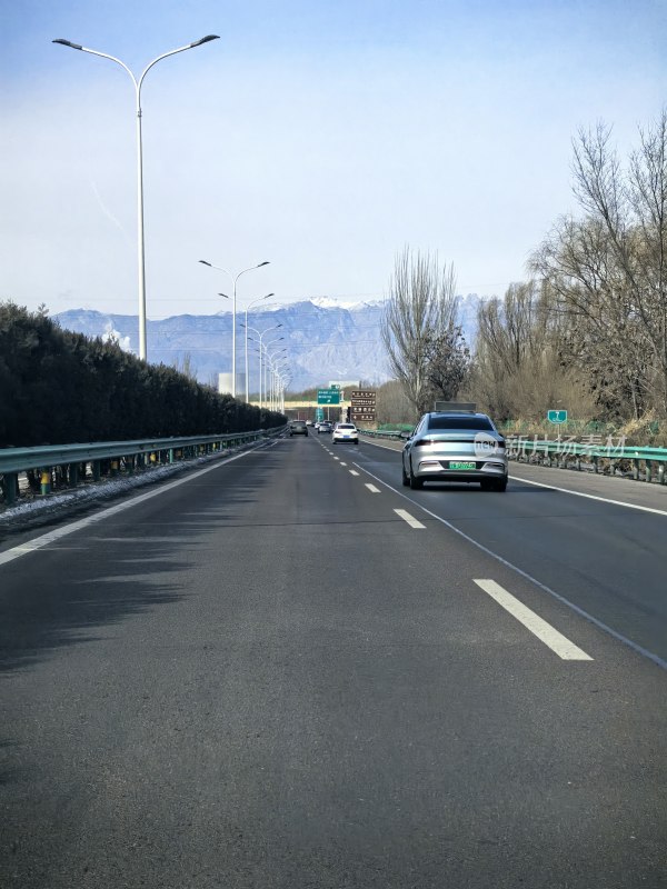 高速公路行驶车辆与远山风景