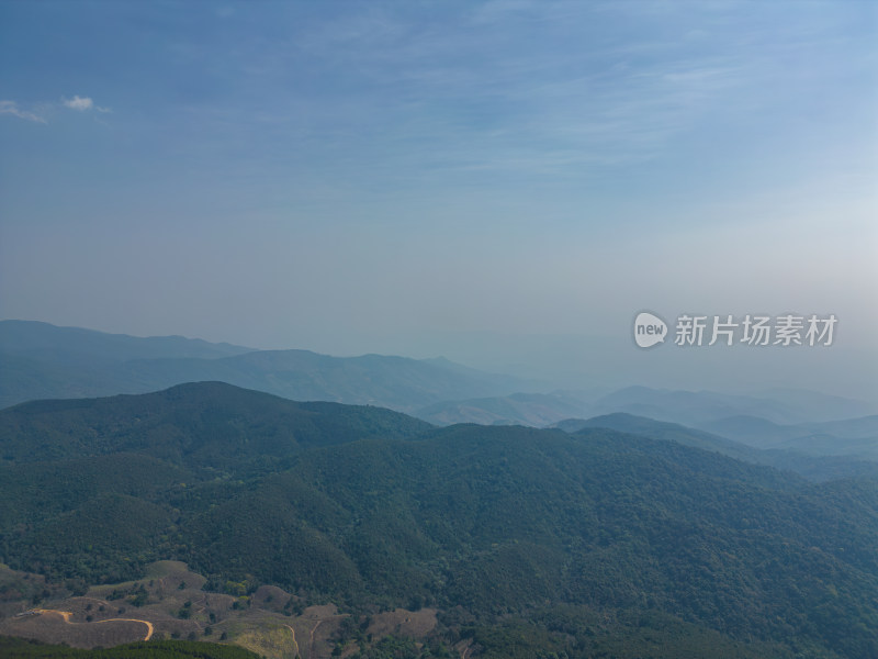 航拍郊外的山脉自然风光