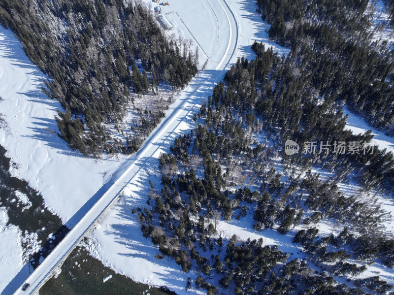 新疆阿勒泰喀纳斯雪景神仙湾晨雾雪山森林