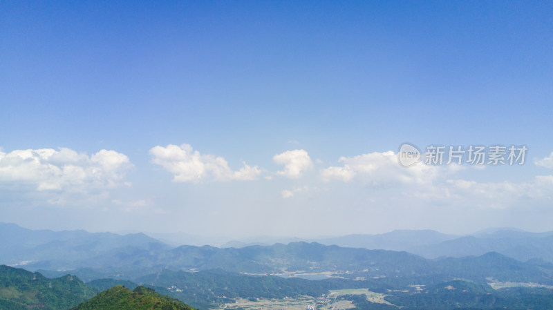 蓝天白云下的群山