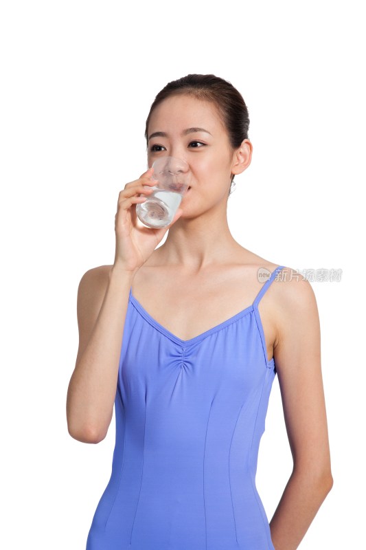 棚拍年轻的芭蕾舞女演员喝水休息