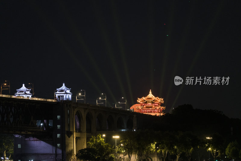 夜色中的特色古楼阁黄鹤楼与桥梁景观