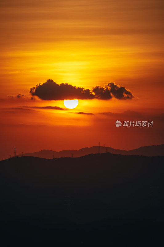 黄昏时分太阳完全落下群山后的天空场景