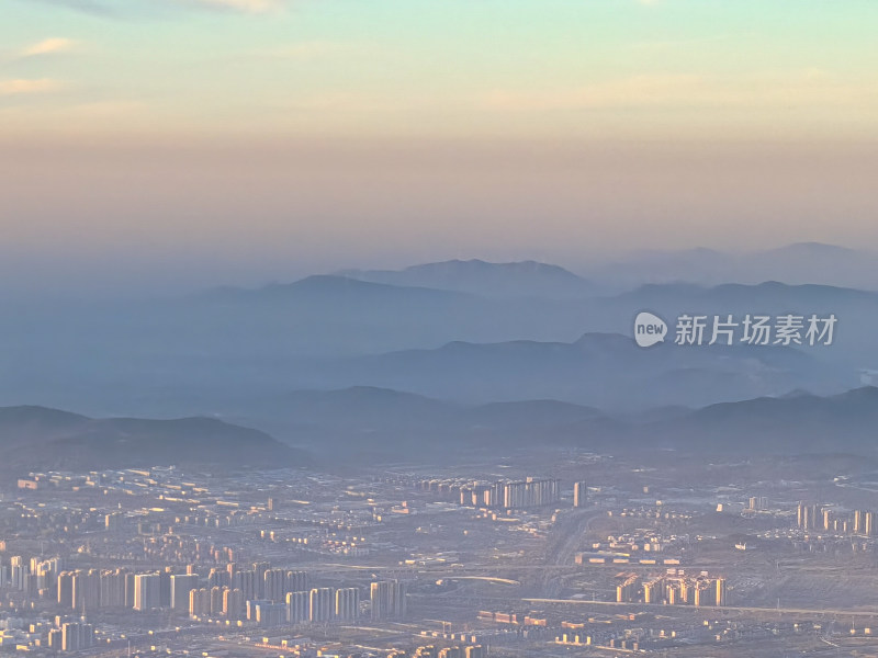 城市远景与山脉景观