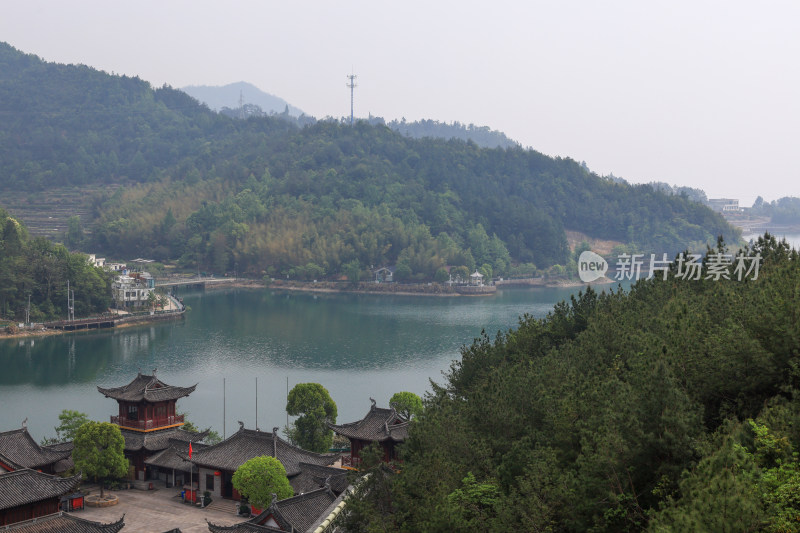 天台山金庭湖畔中式建筑与山水景致