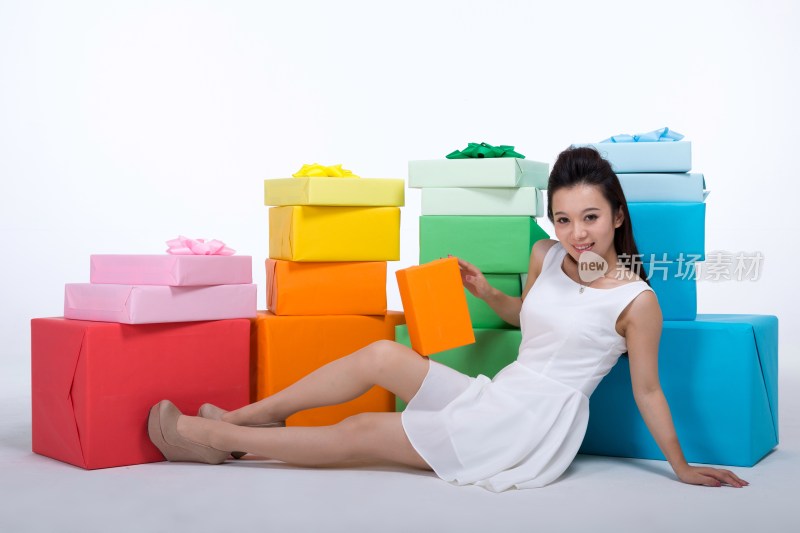棚拍时尚年轻女人和彩色礼物盒