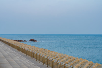 青岛情人坝海边风光