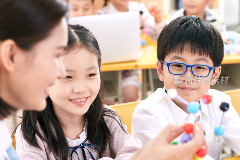 女教师和小学生在教室里