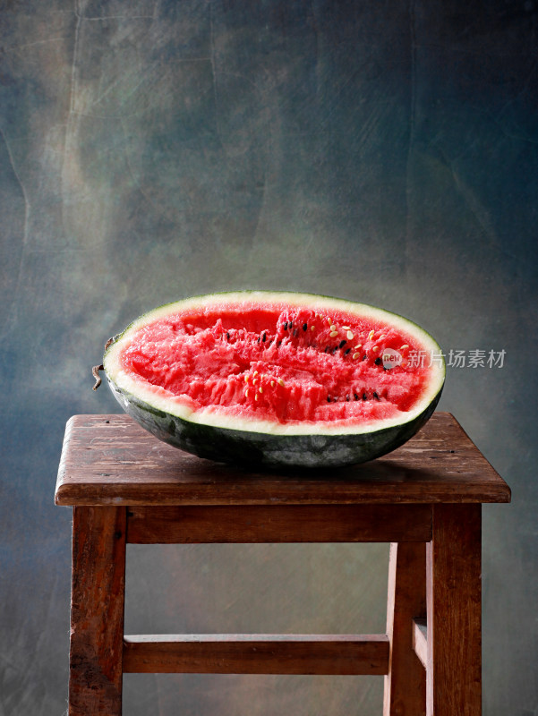 木桌子上摆放着切开的夏天水果西瓜