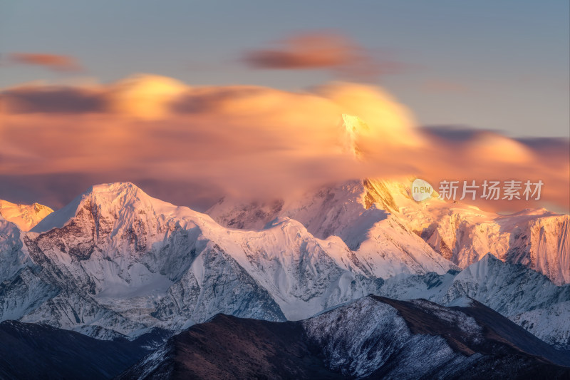 四川甘孜州木雅神山贡嘎神山雪山日照金山