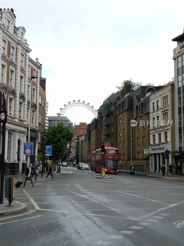 伦敦街道与红色双层巴士景观
