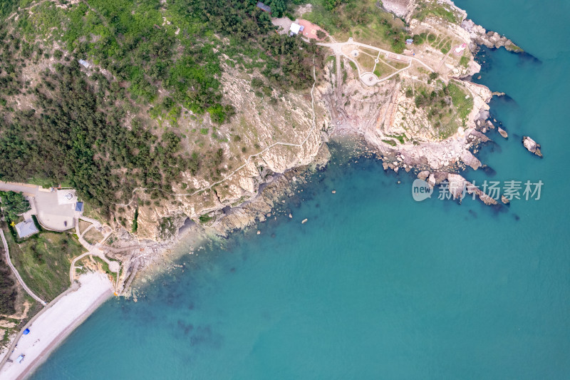 俯拍大海海浪沙滩礁石风景图