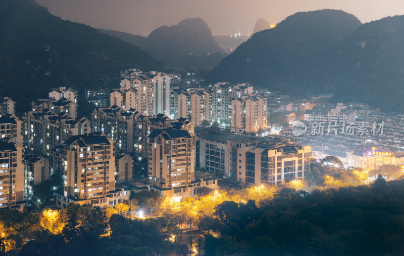 群山围绕的居民楼夜景-广西柳州市