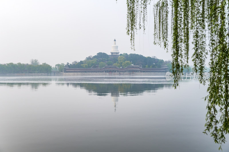 北海公园春天早晨湖面雾气倒影风光