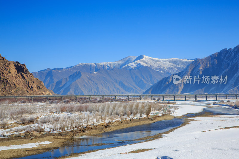 中国西藏冬季拉萨河雪景及拉萨河大桥