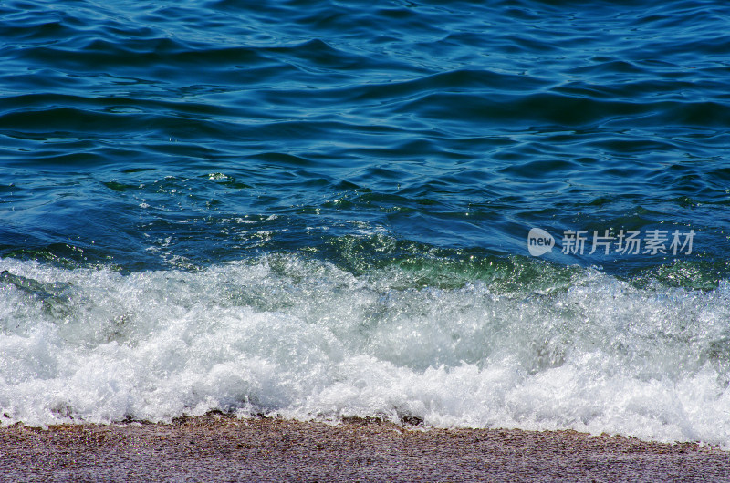 海浪在沙滩上