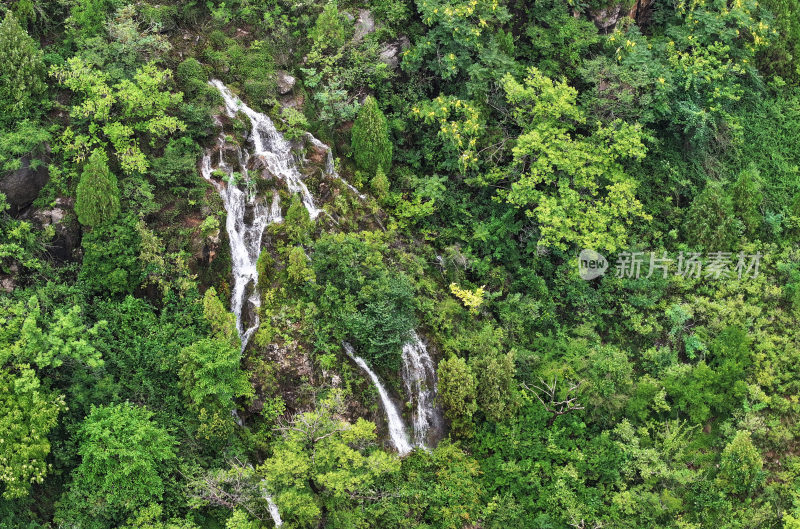 山东枣庄山亭区群山之中的飞瀑流泉美景