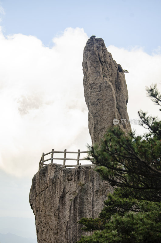 黄山松崖绝壁 险峻山峦 绝壁上的观景台