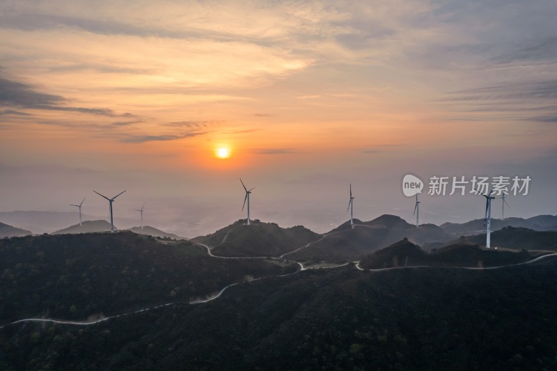 山间风车群在落日余晖下的壮美景观