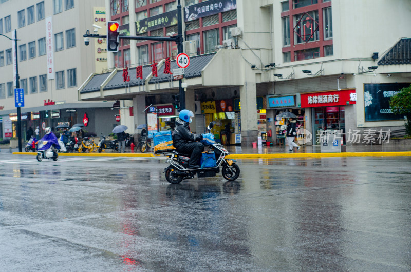 上海街头在雨中送外卖的外卖员