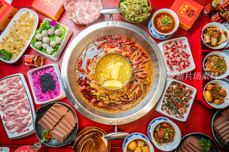 火锅食材及锅底俯视全景