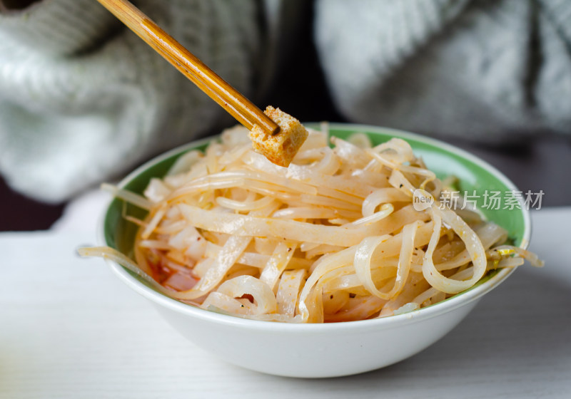 一碗陕西特色美食凉皮中夹起一块面筋