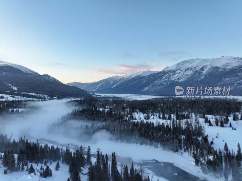 新疆阿勒泰喀纳斯雪景神仙湾晨雾雪山森林