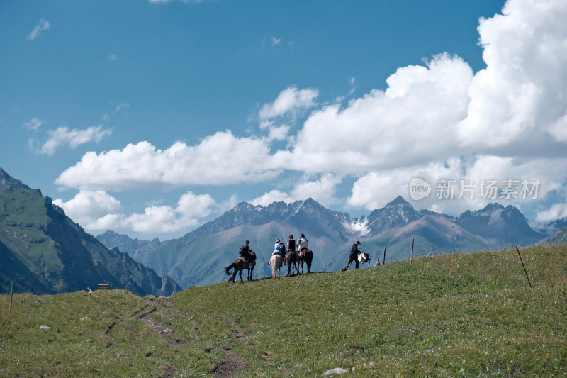 草原上骑马赏景的惬意户外场景