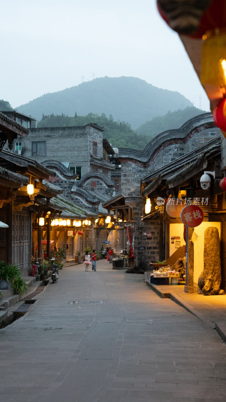 古街傍晚行人与传统建筑景观