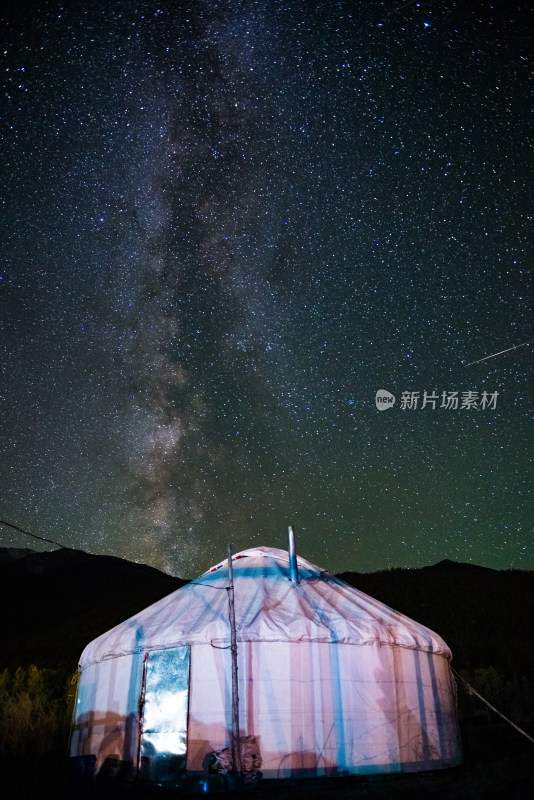 新疆星空下的帐篷