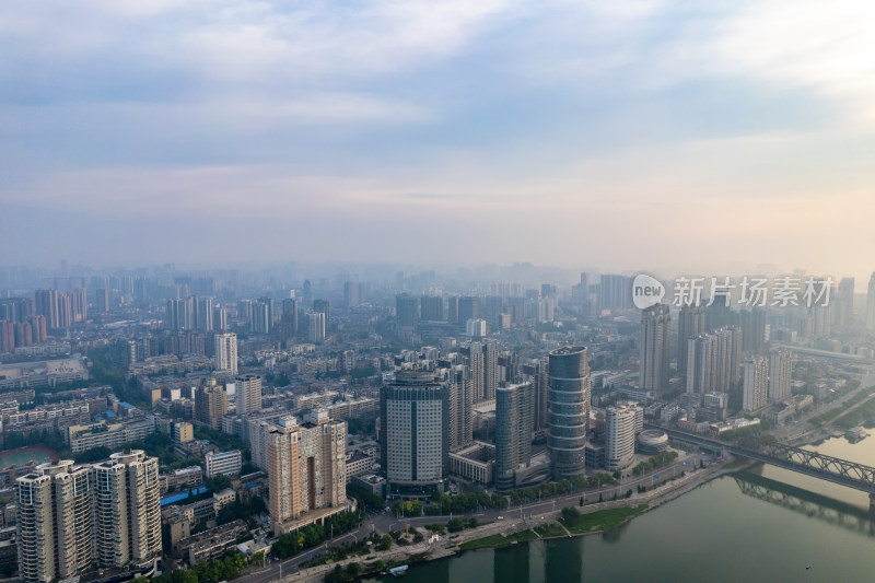 航拍湖北襄阳城市清晨风光