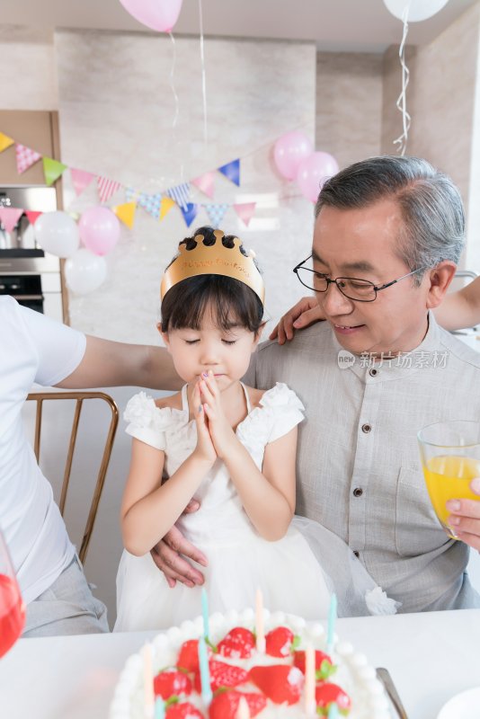 祖父给孙女庆祝生日