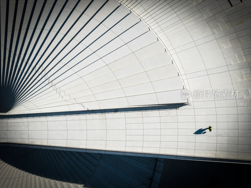 现代建筑下行走的行人