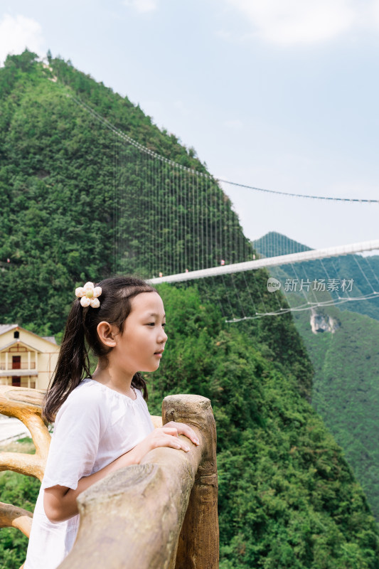 在中国四川桃溪谷景区游览的东方女孩