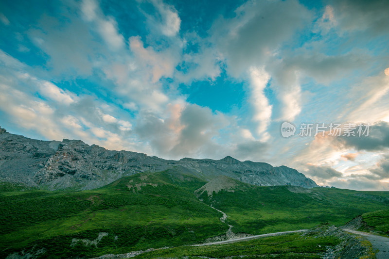 蓝天白云草原山峰公路