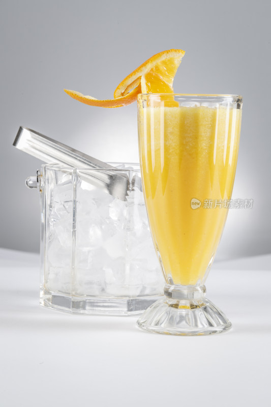 玻璃被撞的鲜榨橙汁