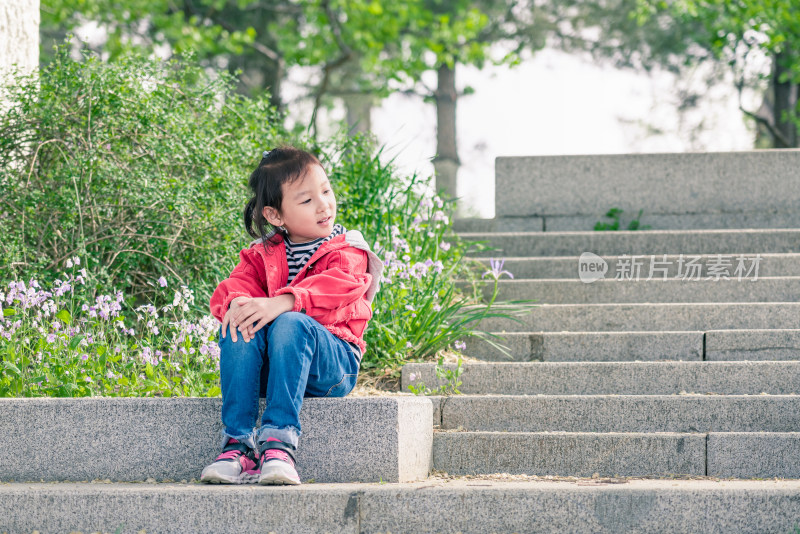 女孩坐在大运河公园的石阶上