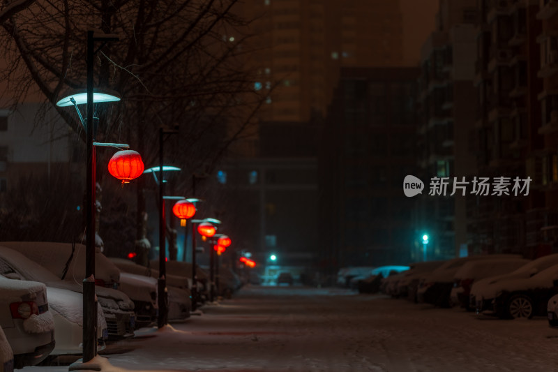 北京城市夜晚第一场雪景与红色灯笼