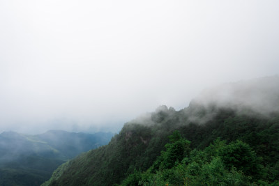 夏天午后多云的山谷