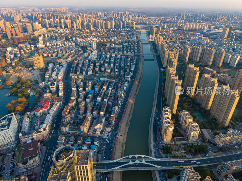 晚霞中的安徽芜湖城市风光航拍图