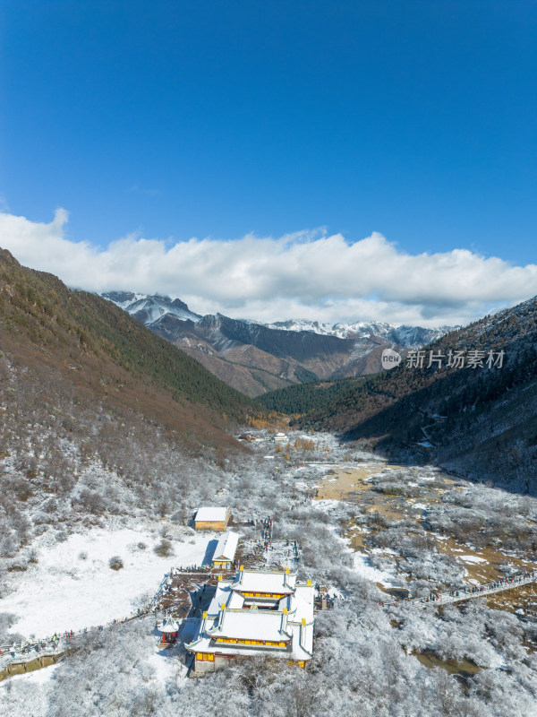 四川黄龙景区航拍，雪山秋色下的高原秘境