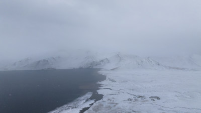 新疆喀拉库里湖喀湖下雪天航拍