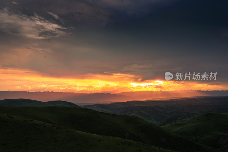 阿坝莲宝叶则山脉远景日落