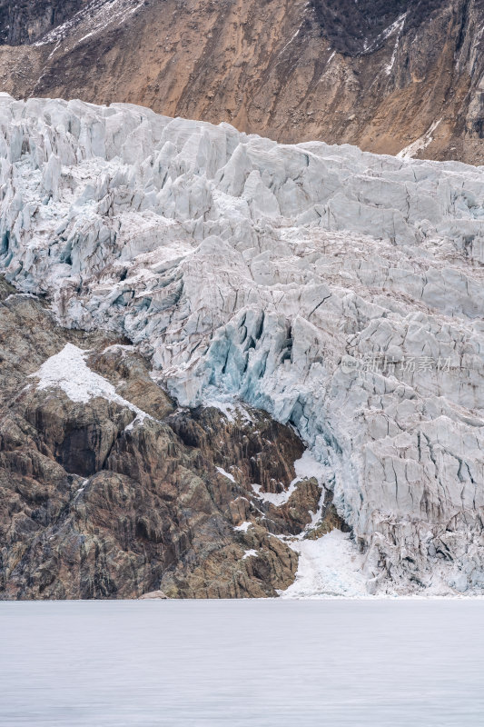 西藏那曲地区布加雪山冰川藏地高原静谧之美