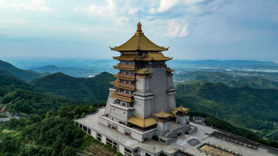 航拍湖北黄石东方山4A景区金顶