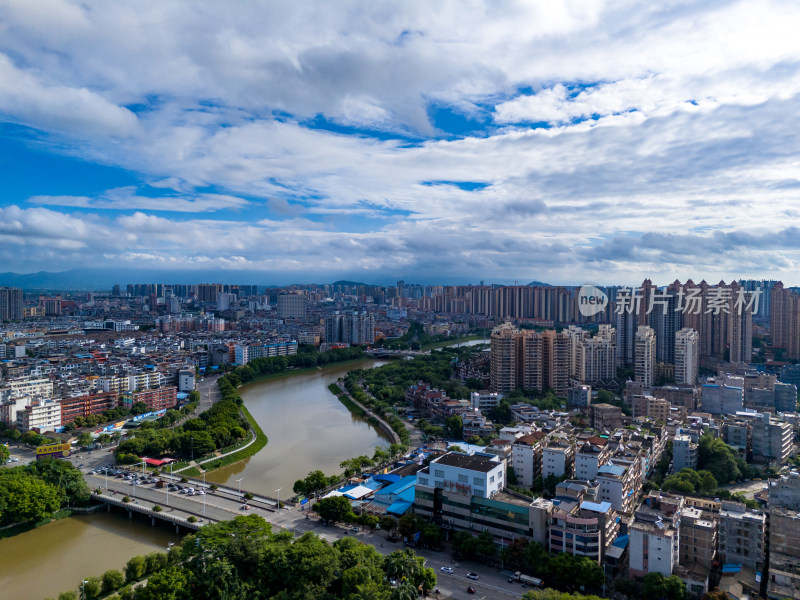 广西玉林城市蓝天白云航拍图