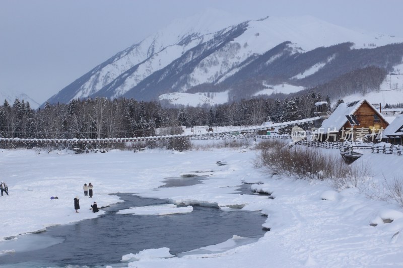 雪地河畔人群休闲场景